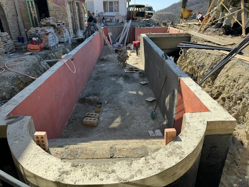 Готовая бетонная чаша бассейна в Туапсе после набора прочности. Видна правильная геометрия и подготовка к монтажу закладных деталей.